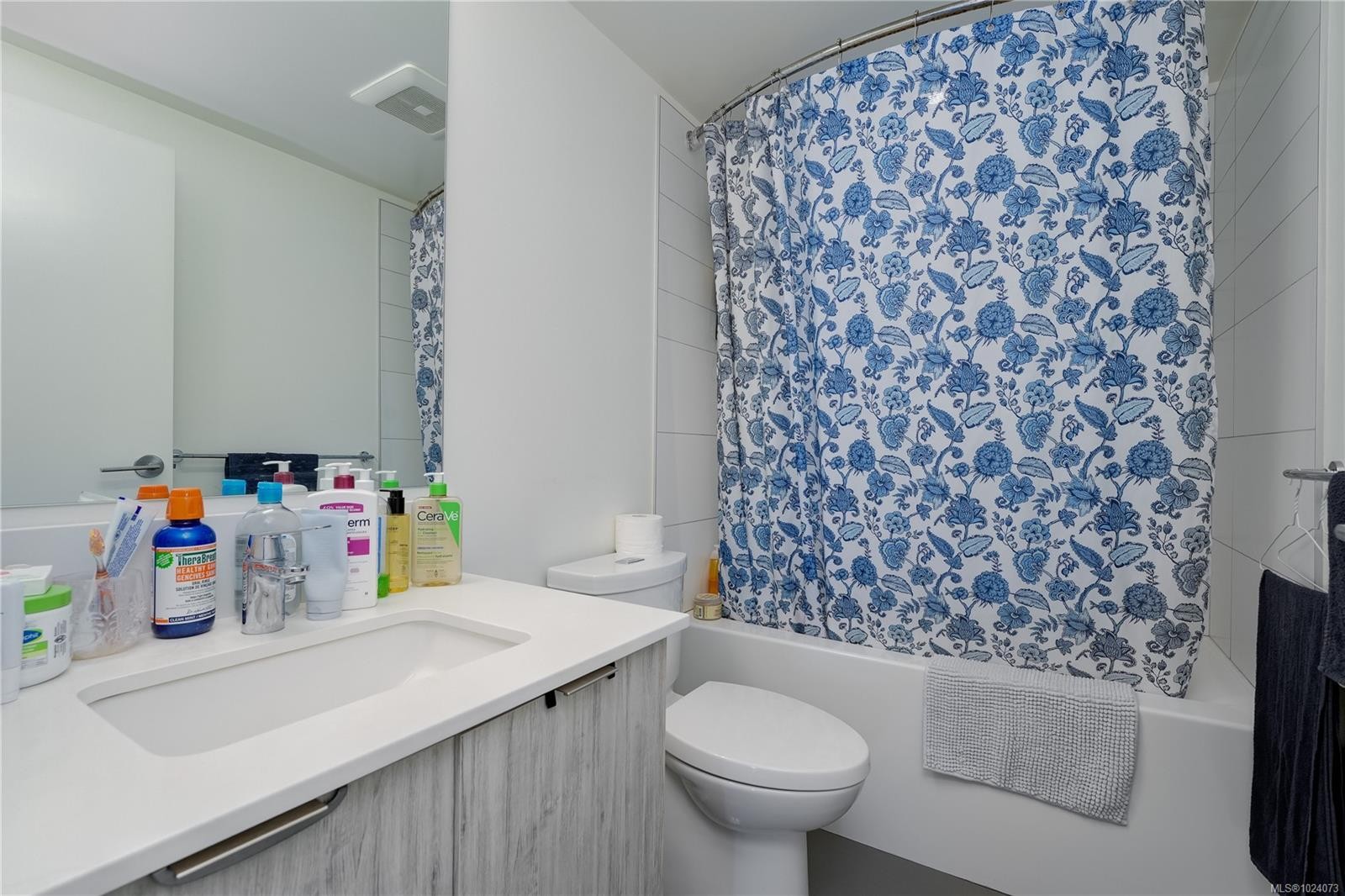 1702-845 Johnson St, Victoria, BC - Indoor Photo Showing Bathroom