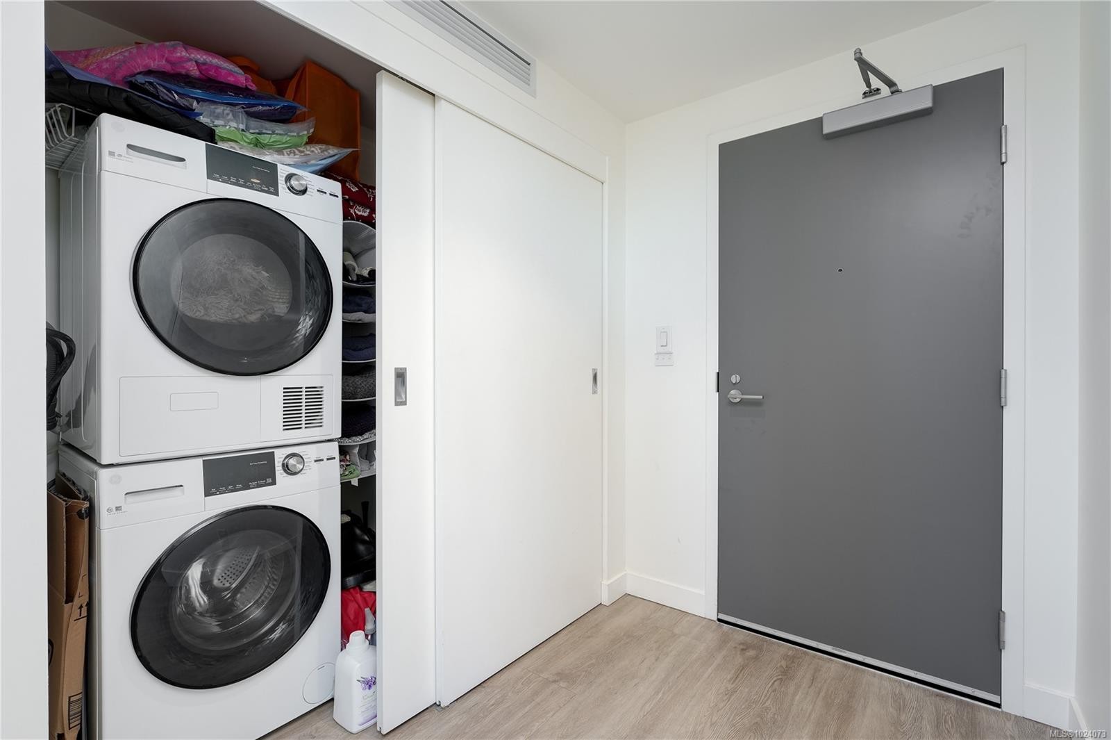 1702-845 Johnson St, Victoria, BC - Indoor Photo Showing Laundry Room