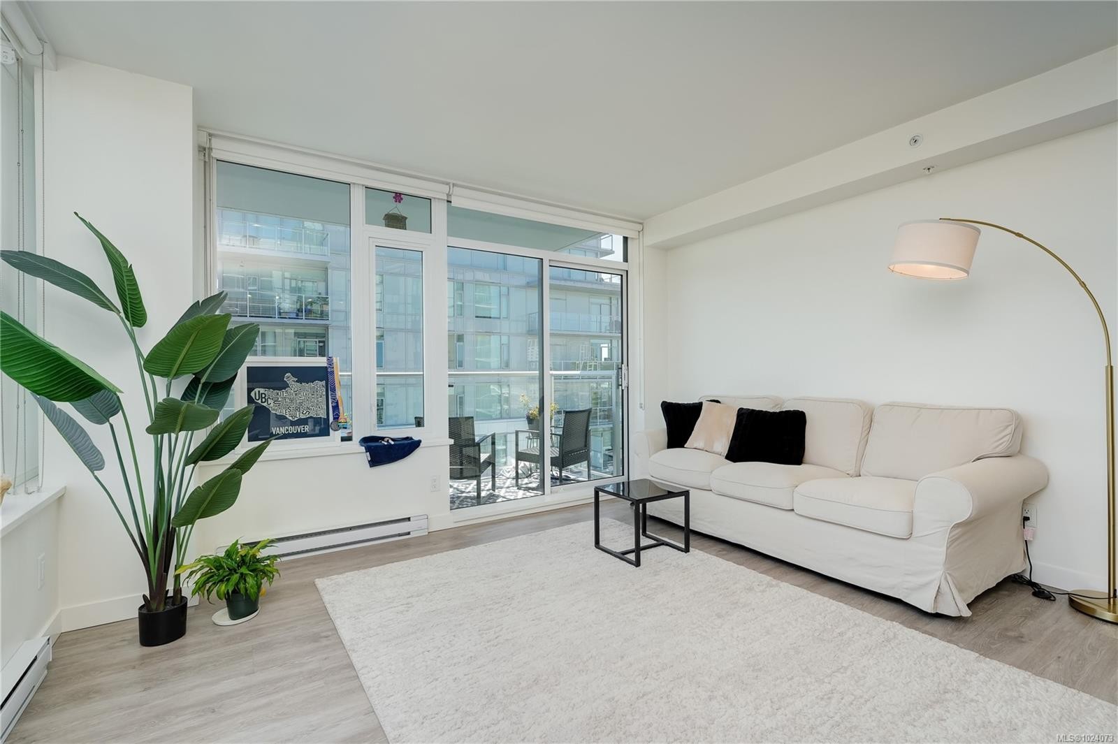 1702-845 Johnson St, Victoria, BC - Indoor Photo Showing Living Room