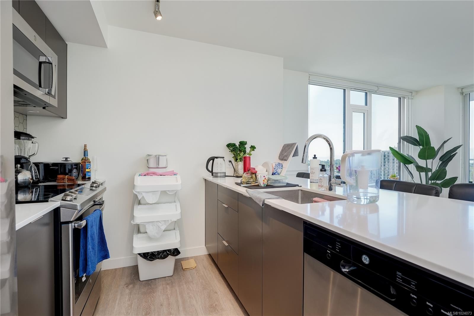 1702-845 Johnson St, Victoria, BC - Indoor Photo Showing Kitchen With Upgraded Kitchen