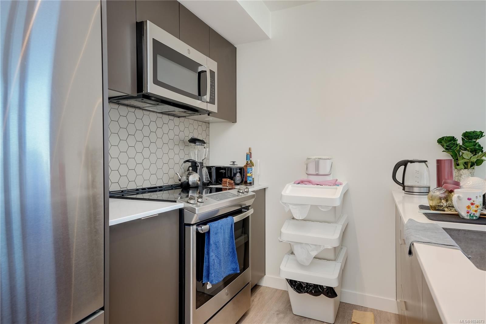 1702-845 Johnson St, Victoria, BC - Indoor Photo Showing Kitchen
