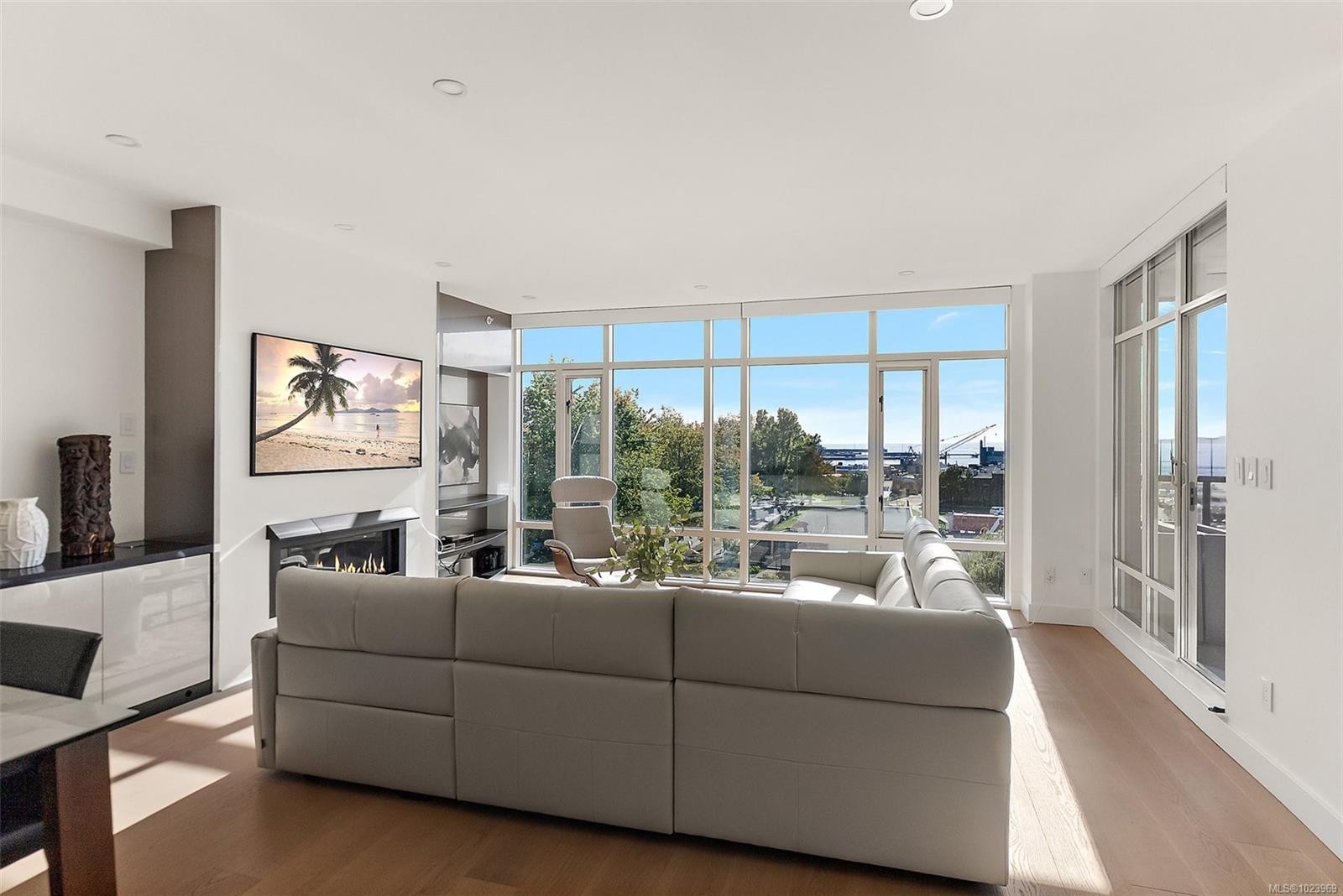 631-21 Dallas Rd, Victoria, BC - Indoor Photo Showing Living Room
