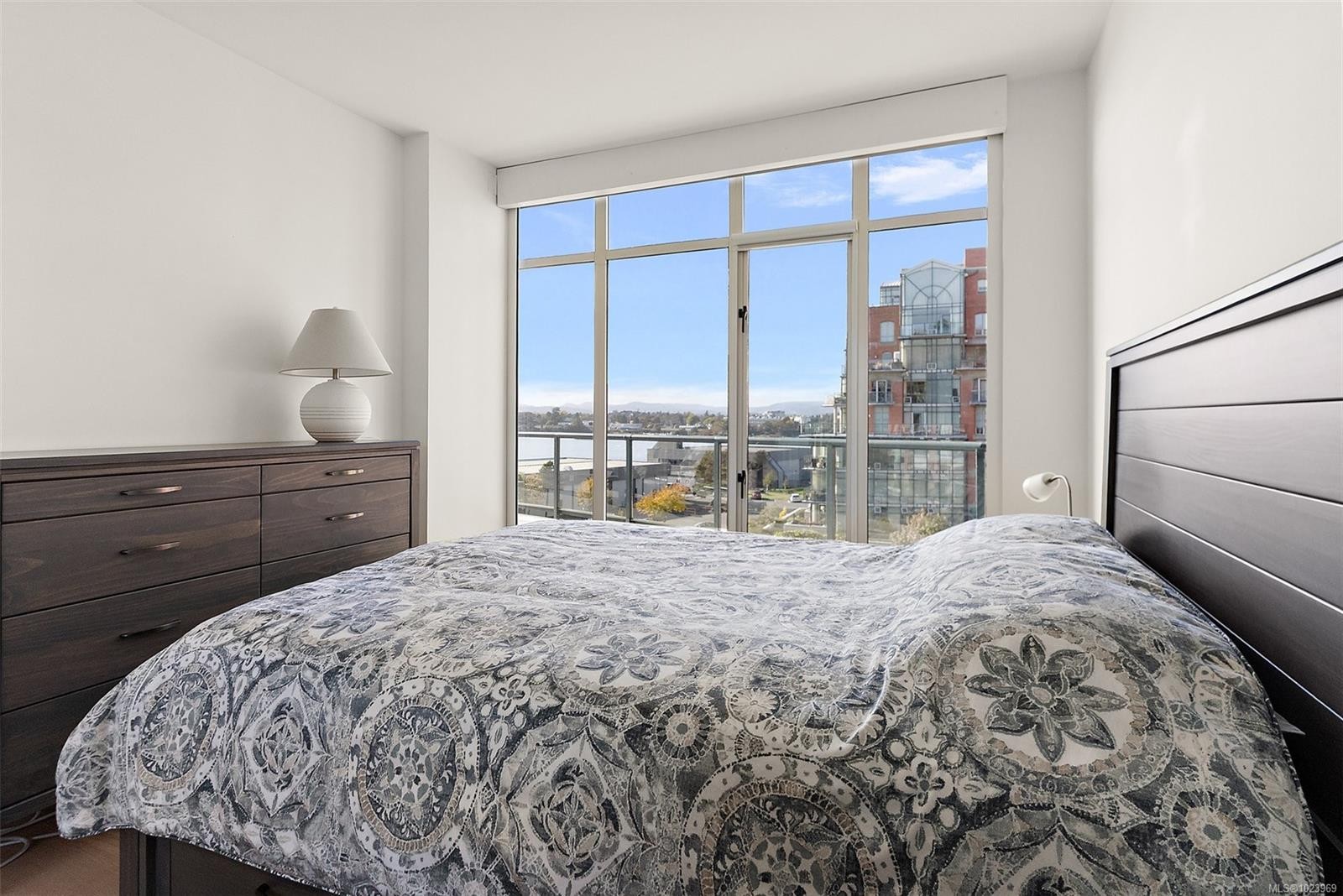 631-21 Dallas Rd, Victoria, BC - Indoor Photo Showing Bedroom