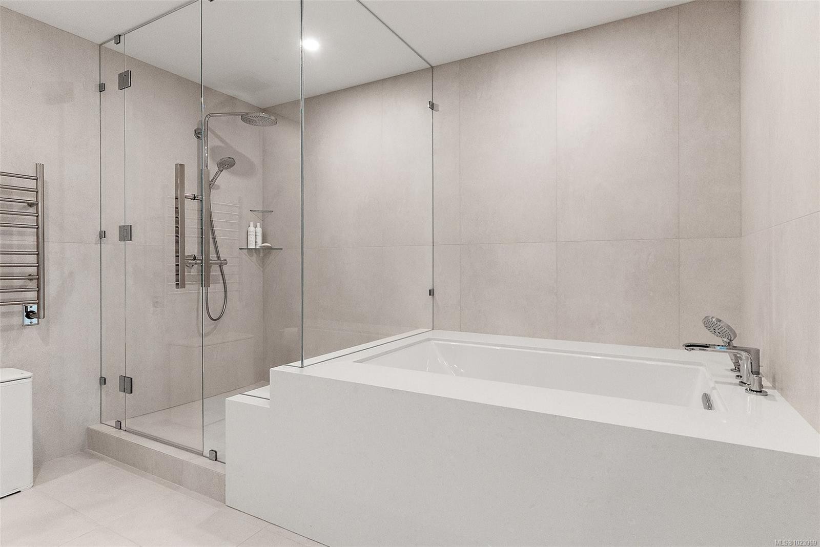 631-21 Dallas Rd, Victoria, BC - Indoor Photo Showing Bathroom