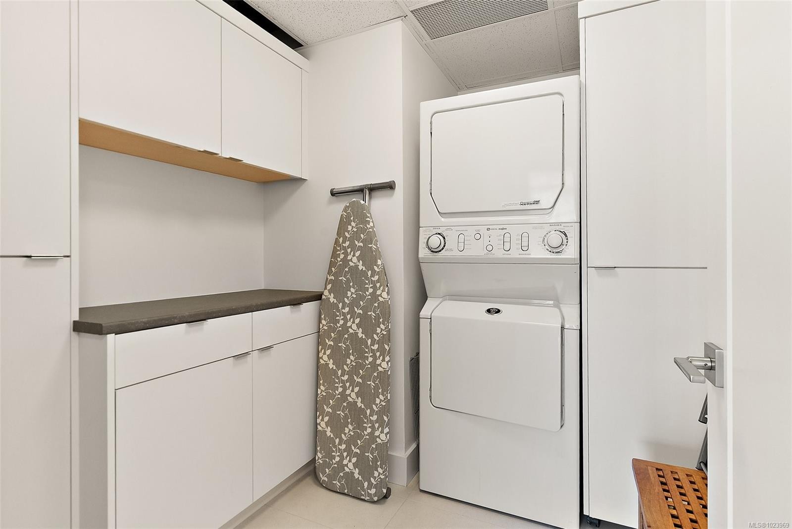 631-21 Dallas Rd, Victoria, BC - Indoor Photo Showing Laundry Room