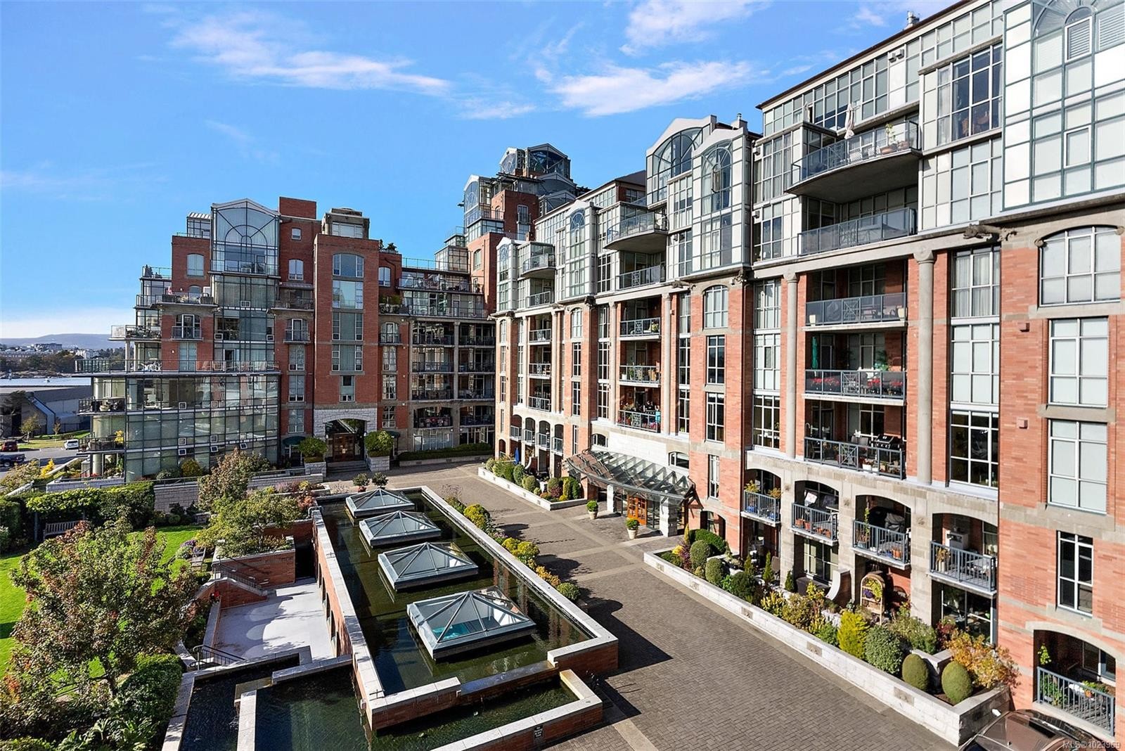 631-21 Dallas Rd, Victoria, BC - Outdoor With Facade