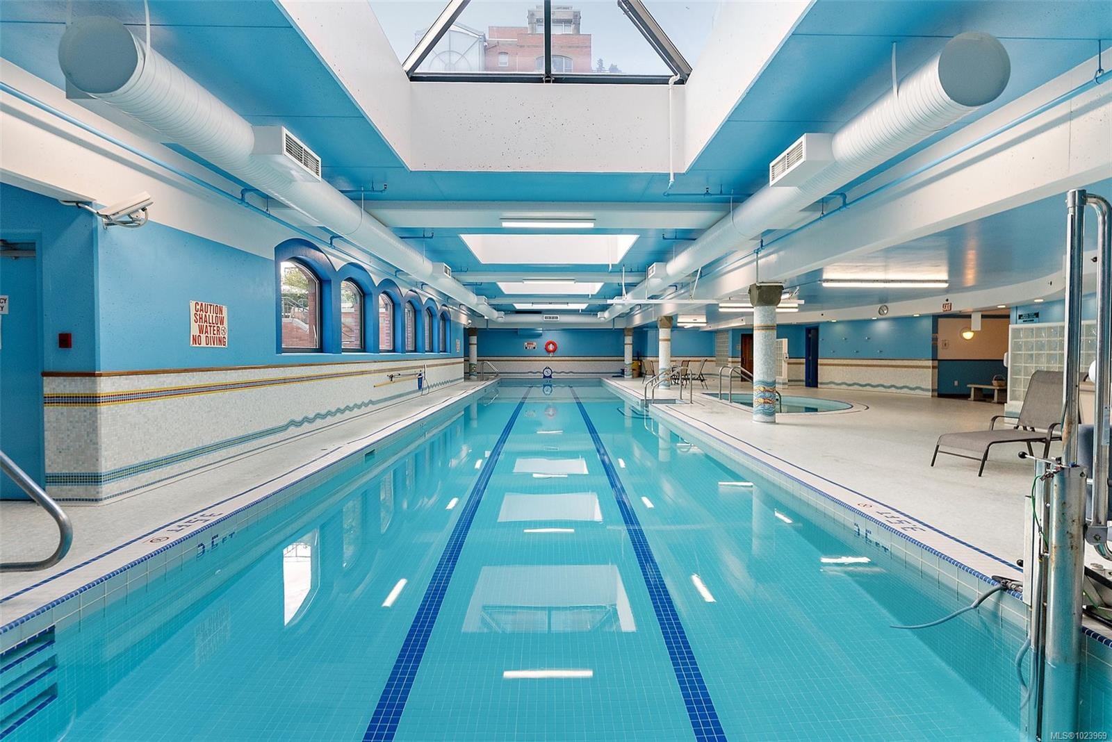 631-21 Dallas Rd, Victoria, BC - Indoor Photo Showing Other Room With In Ground Pool