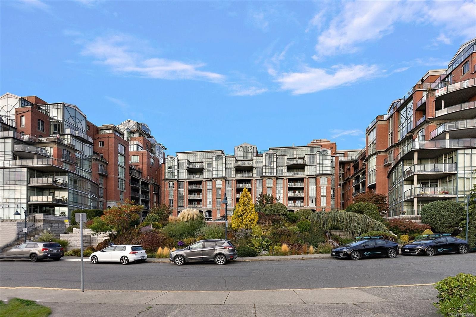 631-21 Dallas Rd, Victoria, BC - Outdoor With Facade