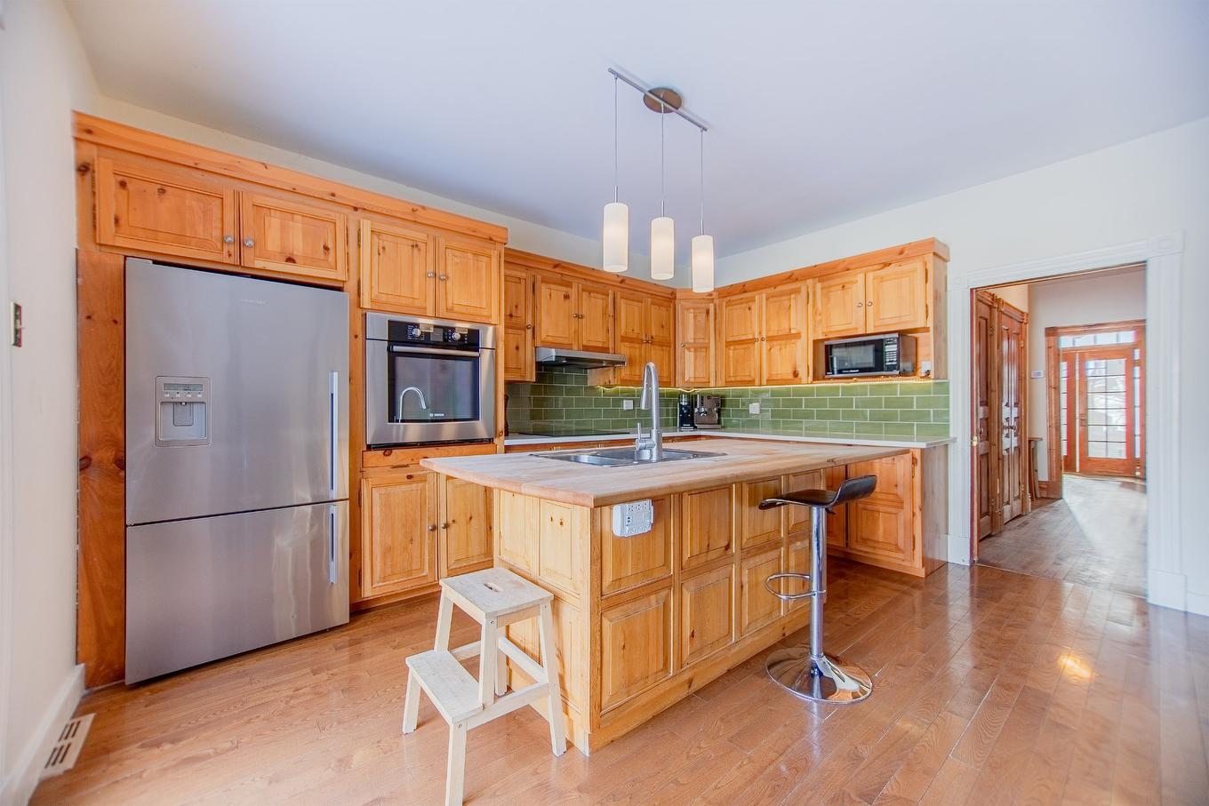 Cuisine - 330 Av. Edison, Saint-Lambert, QC - Indoor Photo Showing Kitchen