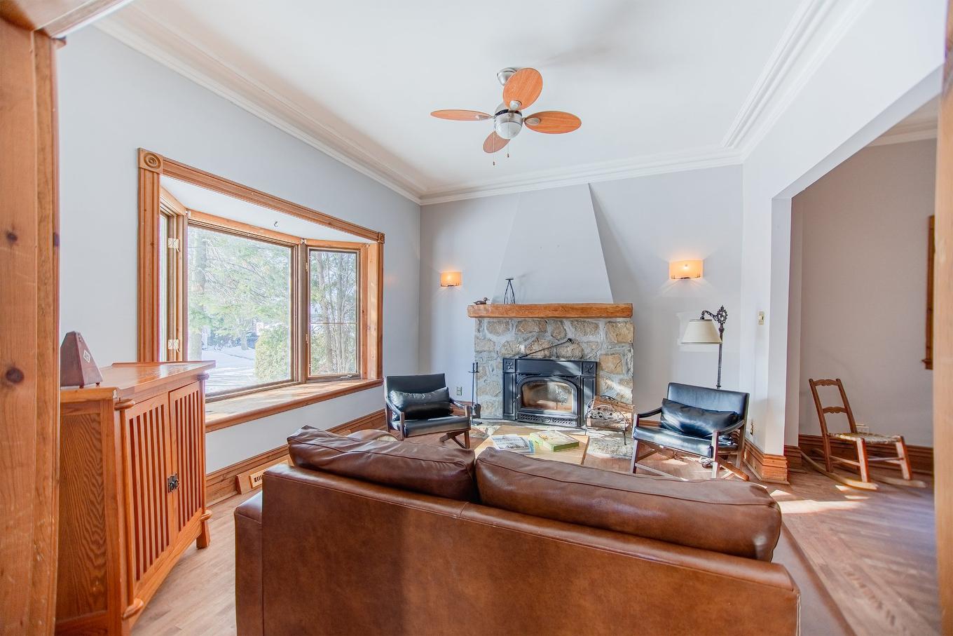 Salon - 330 Av. Edison, Saint-Lambert, QC - Indoor Photo Showing Living Room With Fireplace