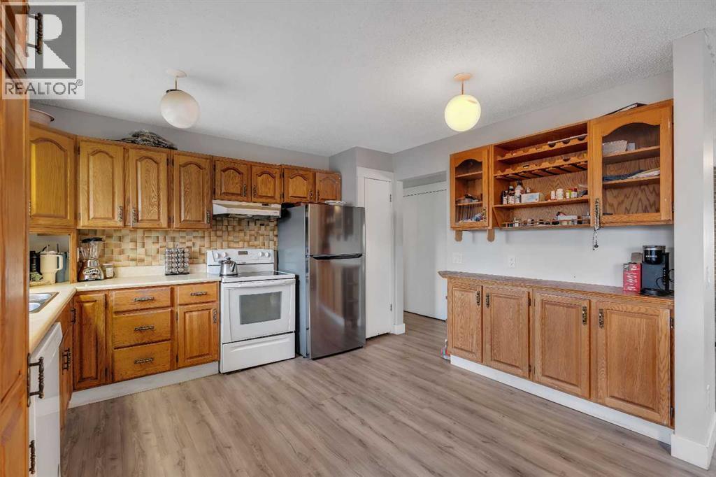 108 Whiteglen Crescent Ne, Calgary, AB - Indoor Photo Showing Kitchen