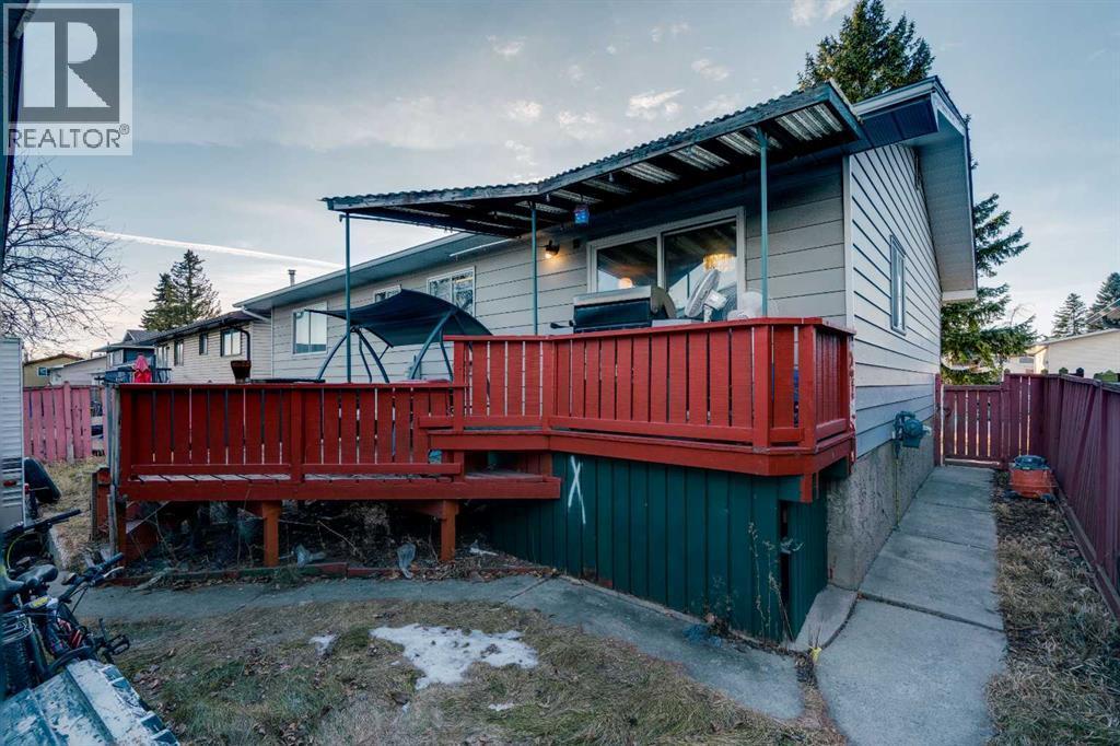 108 Whiteglen Crescent Ne, Calgary, AB - Outdoor