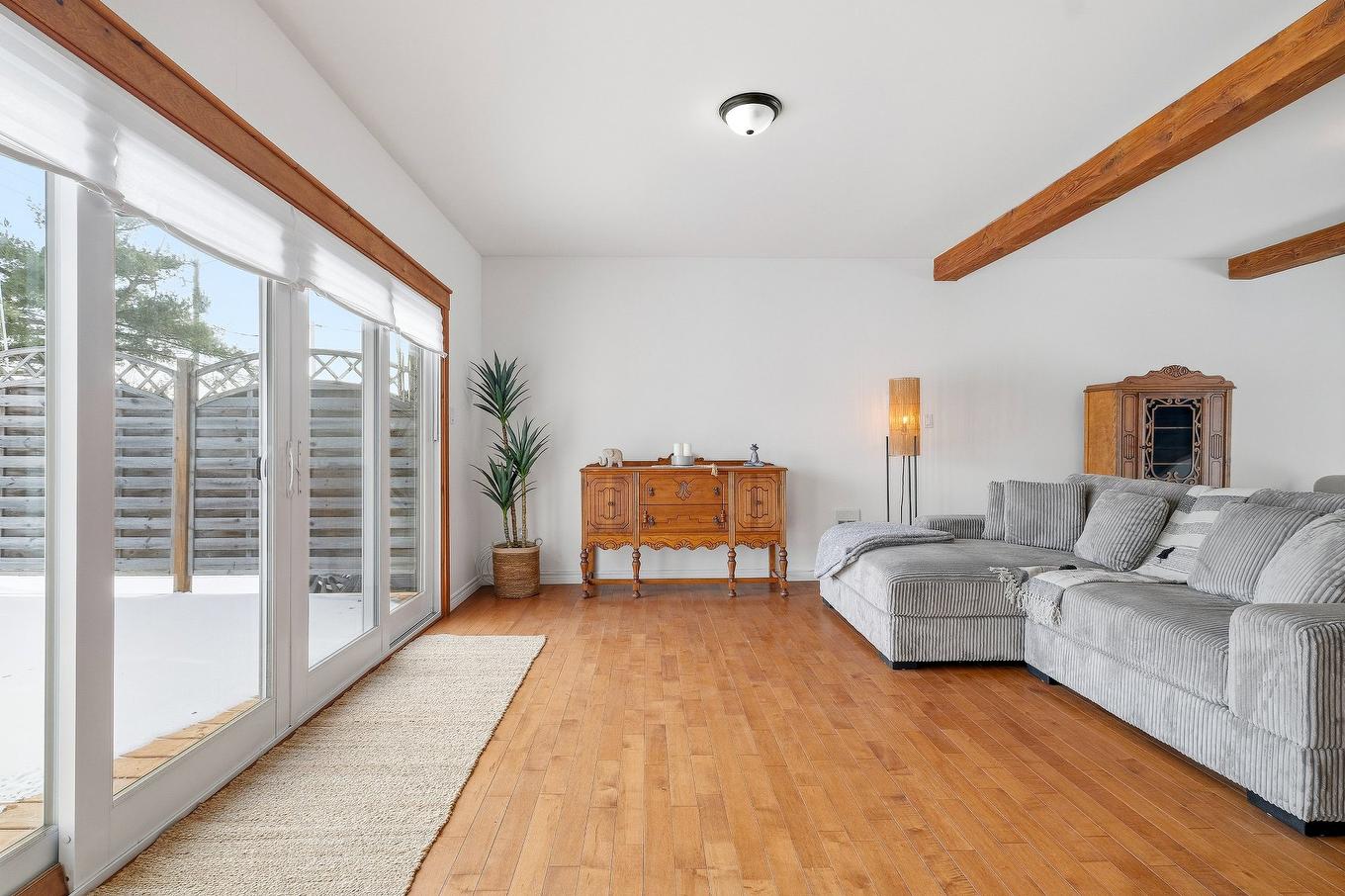 Salon - 309 Ch. Du Richelieu, Saint-Basile-Le-Grand, QC - Indoor