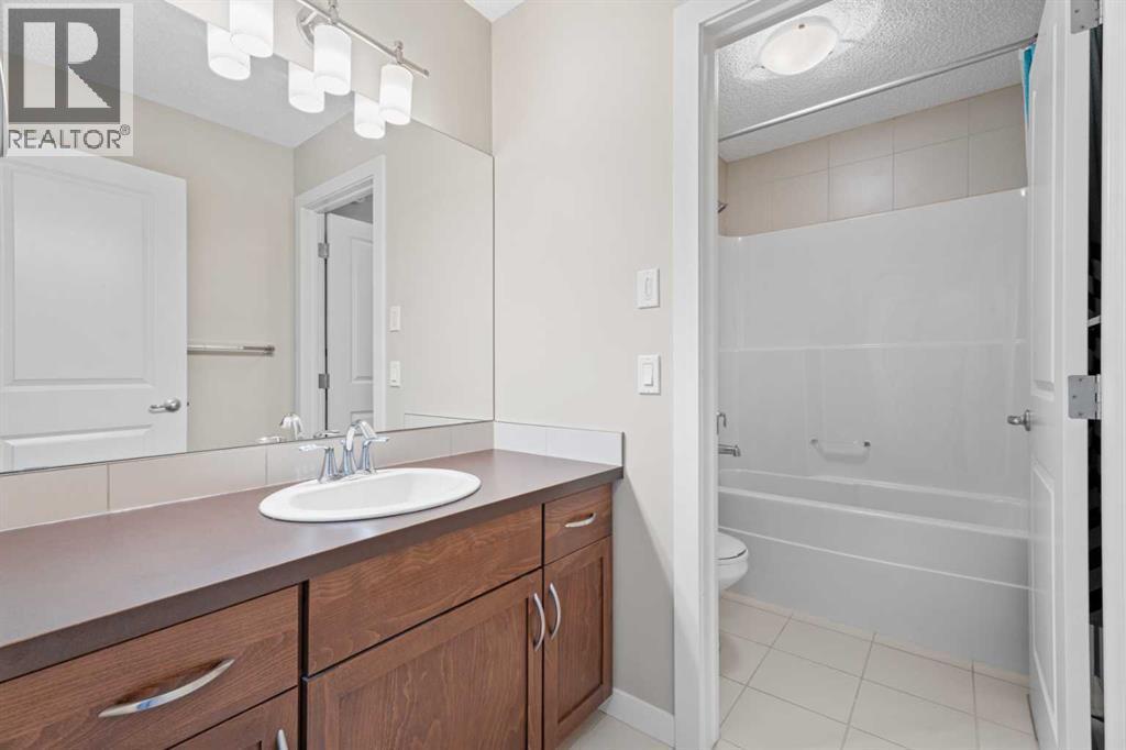 4 piece bathroom - 308 Chaparral Valley Way Se, Calgary, AB - Indoor Photo Showing Bathroom