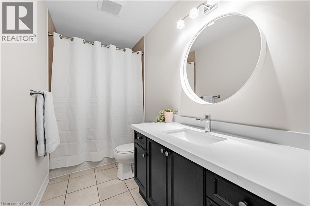family bathroom - 5056 New Street Unit# 21, Burlington, ON - Indoor Photo Showing Bathroom