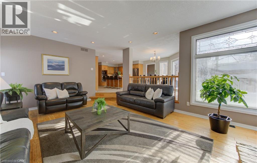 593 Guildwood Place, Waterloo, ON - Indoor Photo Showing Living Room