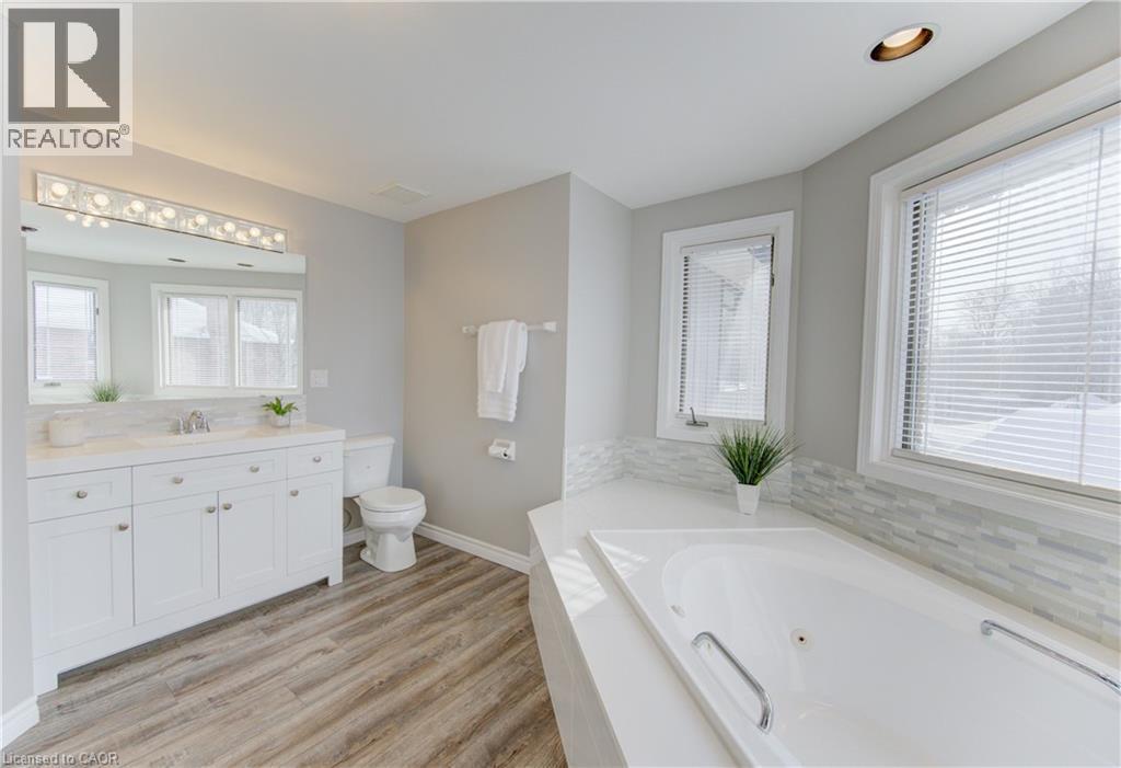 593 Guildwood Place, Waterloo, ON - Indoor Photo Showing Bathroom