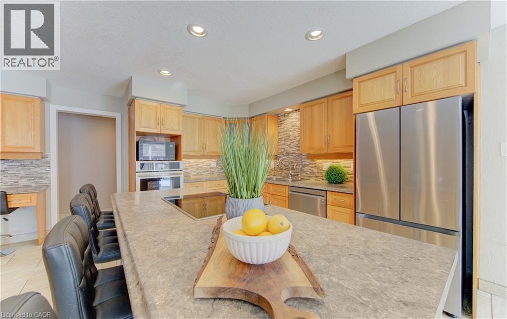 Large Island - 593 Guildwood Place, Waterloo, ON - Indoor