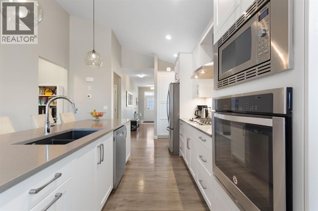 86 Bayview Circle Sw, Airdrie, AB - Indoor Photo Showing Kitchen With Double Sink With Upgraded Kitchen