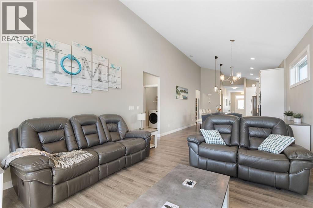 86 Bayview Circle Sw, Airdrie, AB - Indoor Photo Showing Living Room