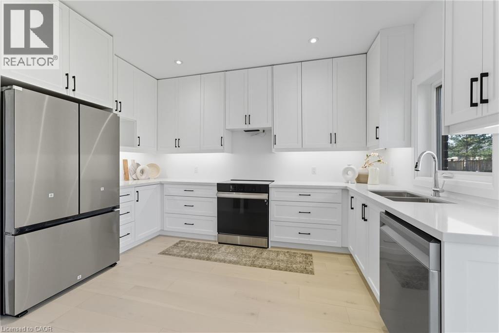 161 Pike Creek Drive, Cayuga, ON - Indoor Photo Showing Kitchen With Double Sink With Upgraded Kitchen
