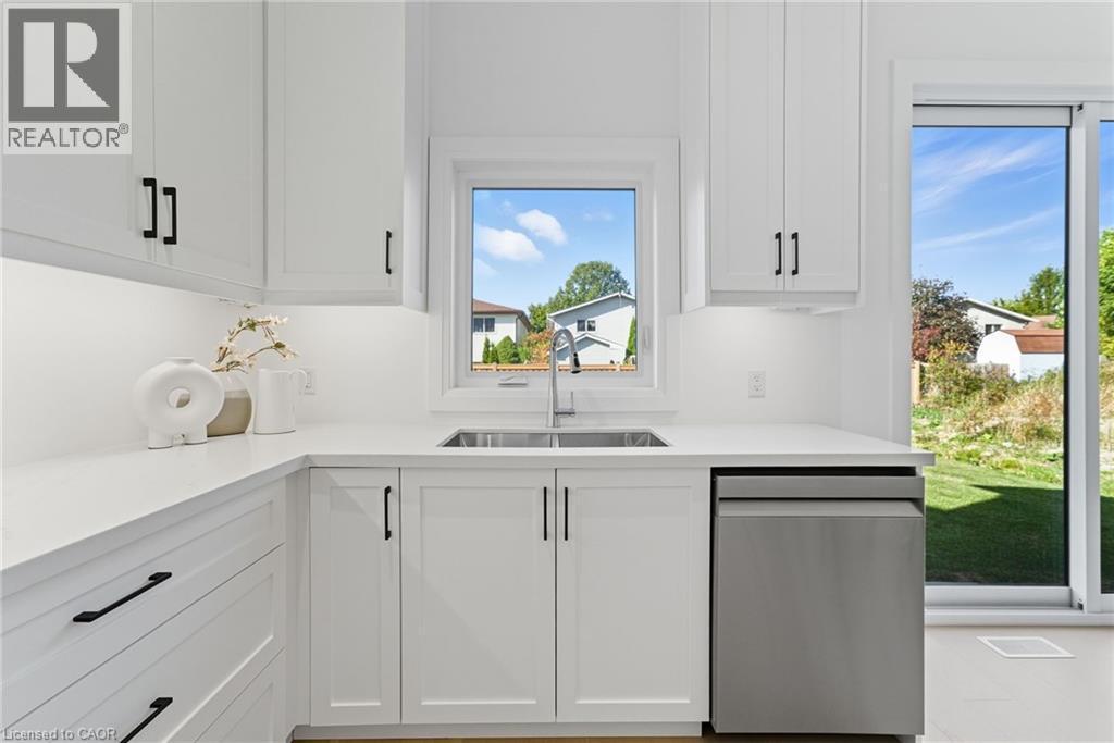 161 Pike Creek Drive, Cayuga, ON - Indoor Photo Showing Kitchen