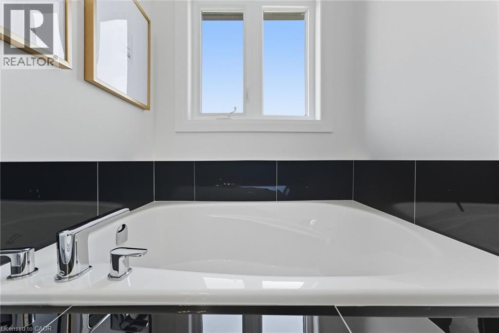 161 Pike Creek Drive, Cayuga, ON - Indoor Photo Showing Bathroom