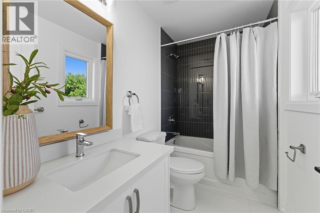 161 Pike Creek Drive, Cayuga, ON - Indoor Photo Showing Bathroom
