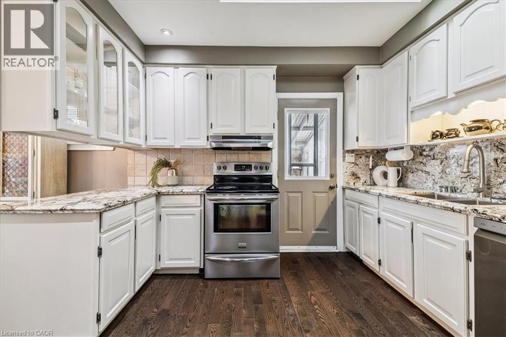 359 Pepper Drive, Burlington, ON - Indoor Photo Showing Kitchen With Upgraded Kitchen