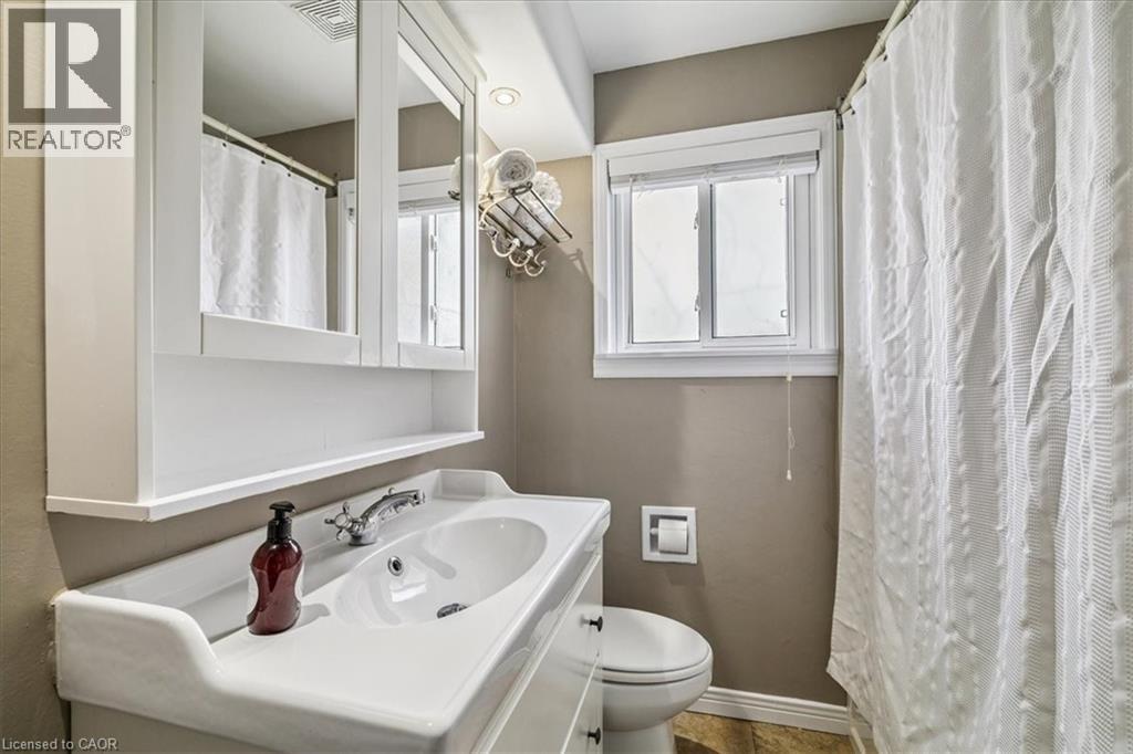 359 Pepper Drive, Burlington, ON - Indoor Photo Showing Bathroom
