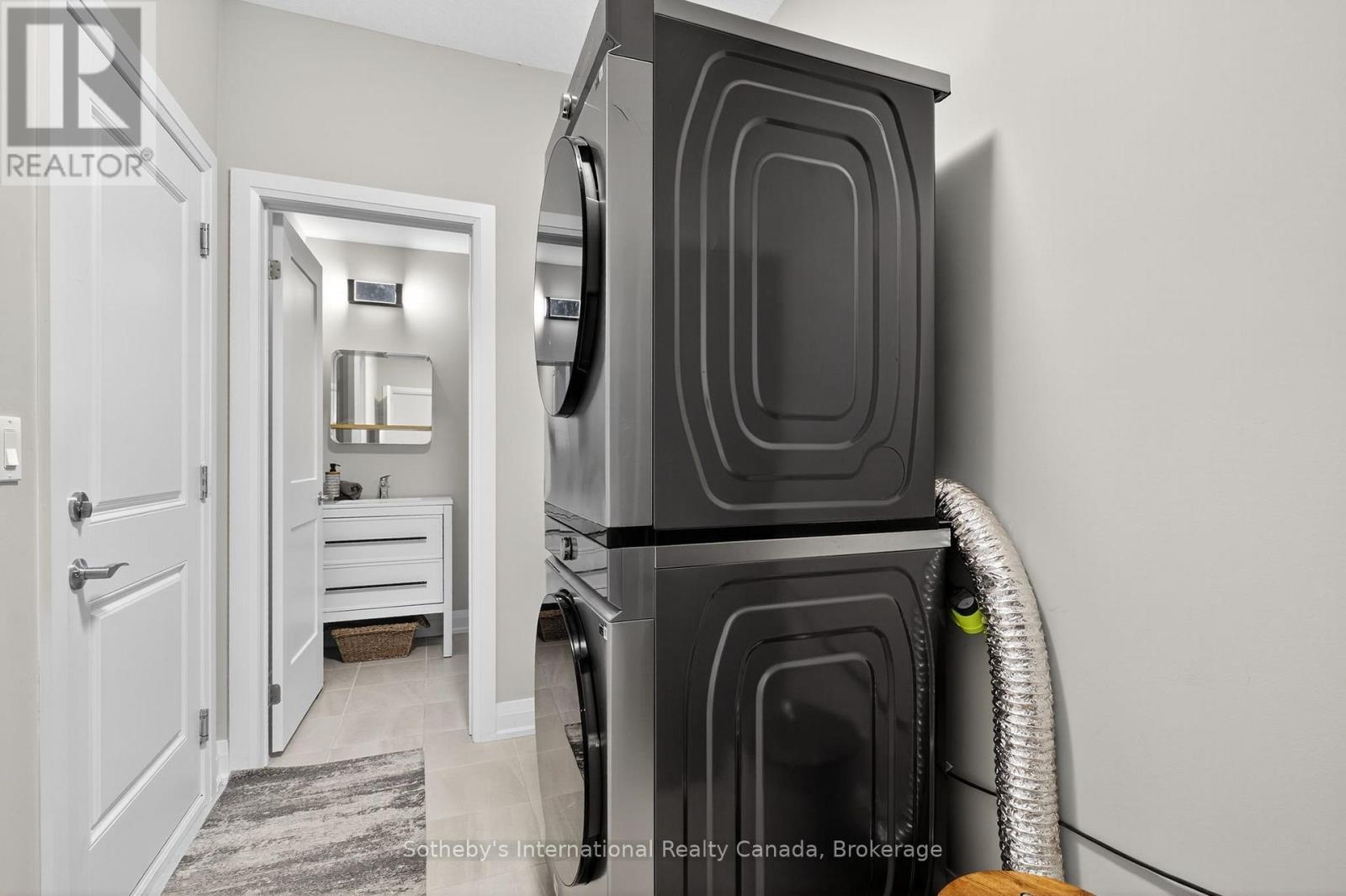 Main floor laundry with sink - 150 Plewes Drive, Collingwood, ON - Indoor Photo Showing Laundry Room