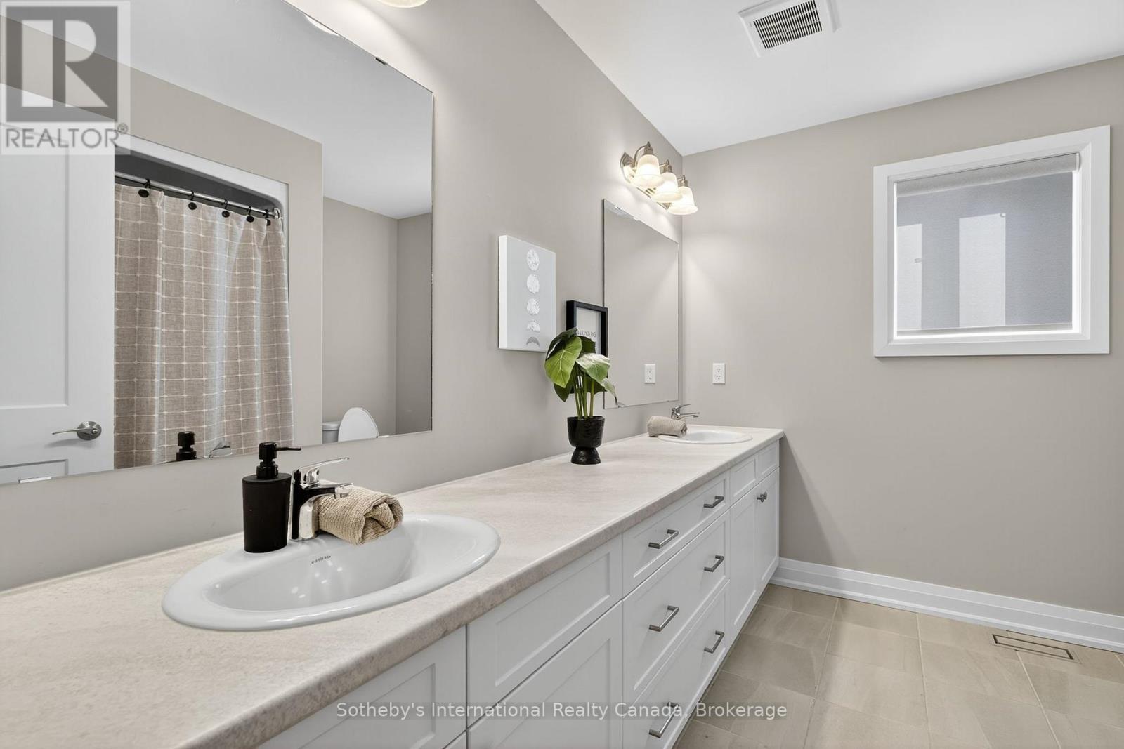 2nd Floor 5 pc bath - 150 Plewes Drive, Collingwood, ON - Indoor Photo Showing Bathroom
