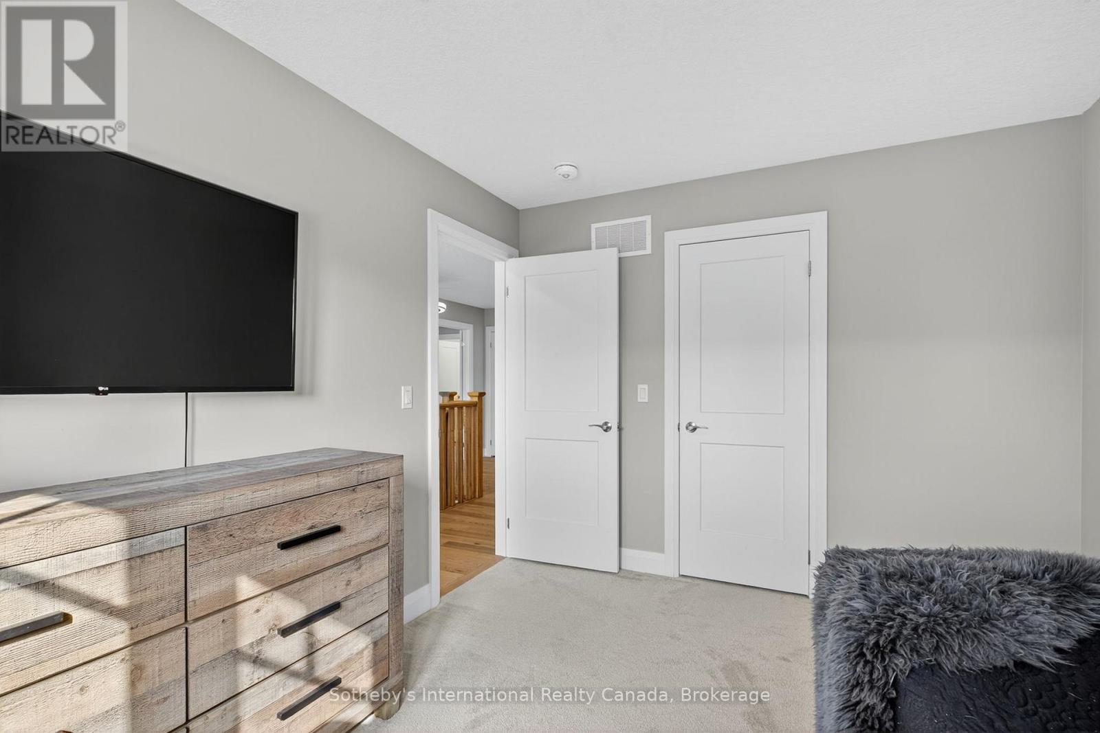 Walk-in closets in bedrooms - 150 Plewes Drive, Collingwood, ON - Indoor