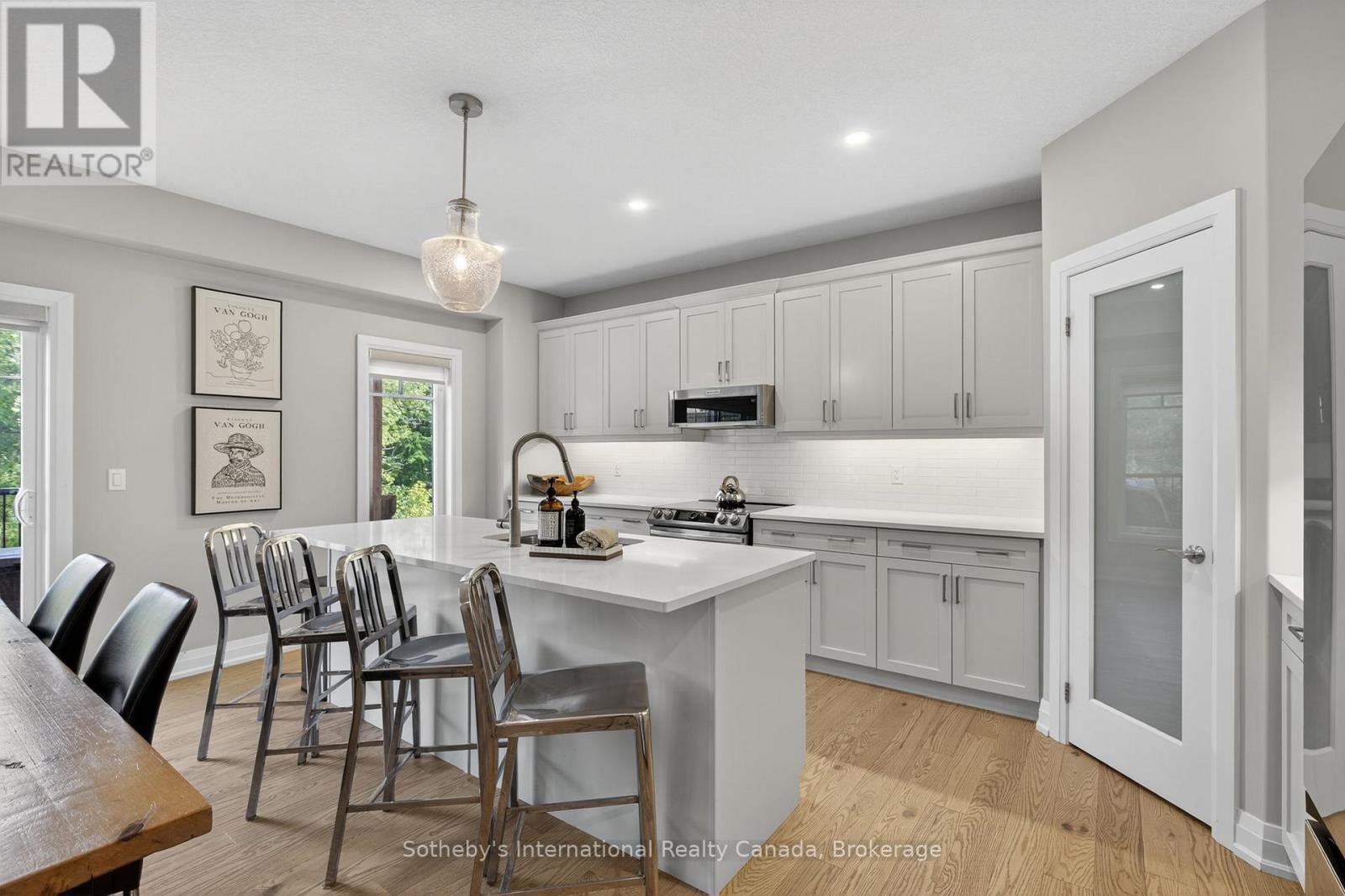 Spacious breakfast bar - 150 Plewes Drive, Collingwood, ON - Indoor