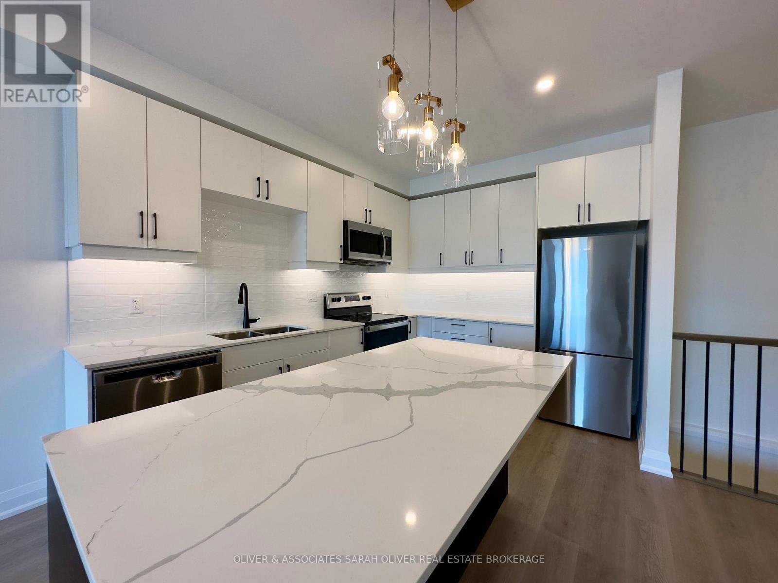 201 - 3900 Savoy Street, London South (South V), ON - Indoor Photo Showing Kitchen With Double Sink With Upgraded Kitchen
