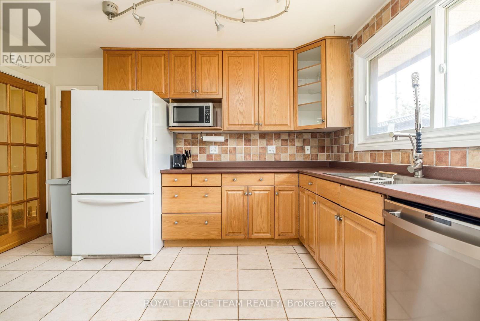 2740 Moncton Road, Ottawa, ON - Indoor Photo Showing Kitchen