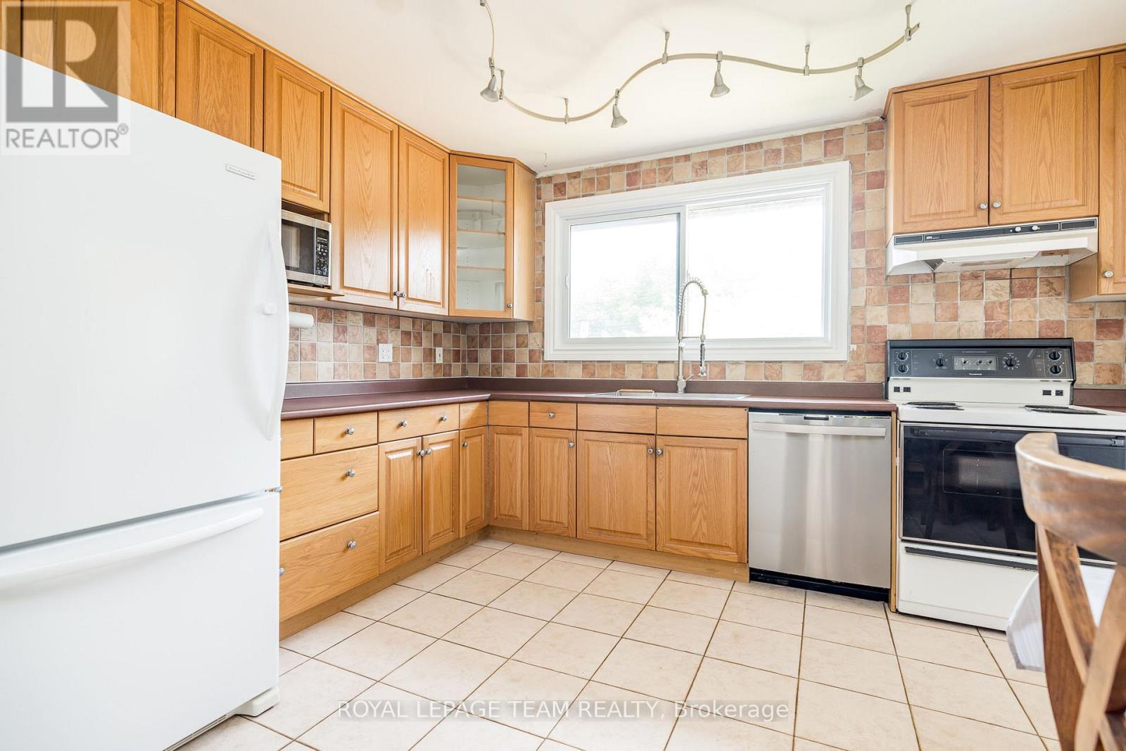 2740 Moncton Road, Ottawa, ON - Indoor Photo Showing Kitchen