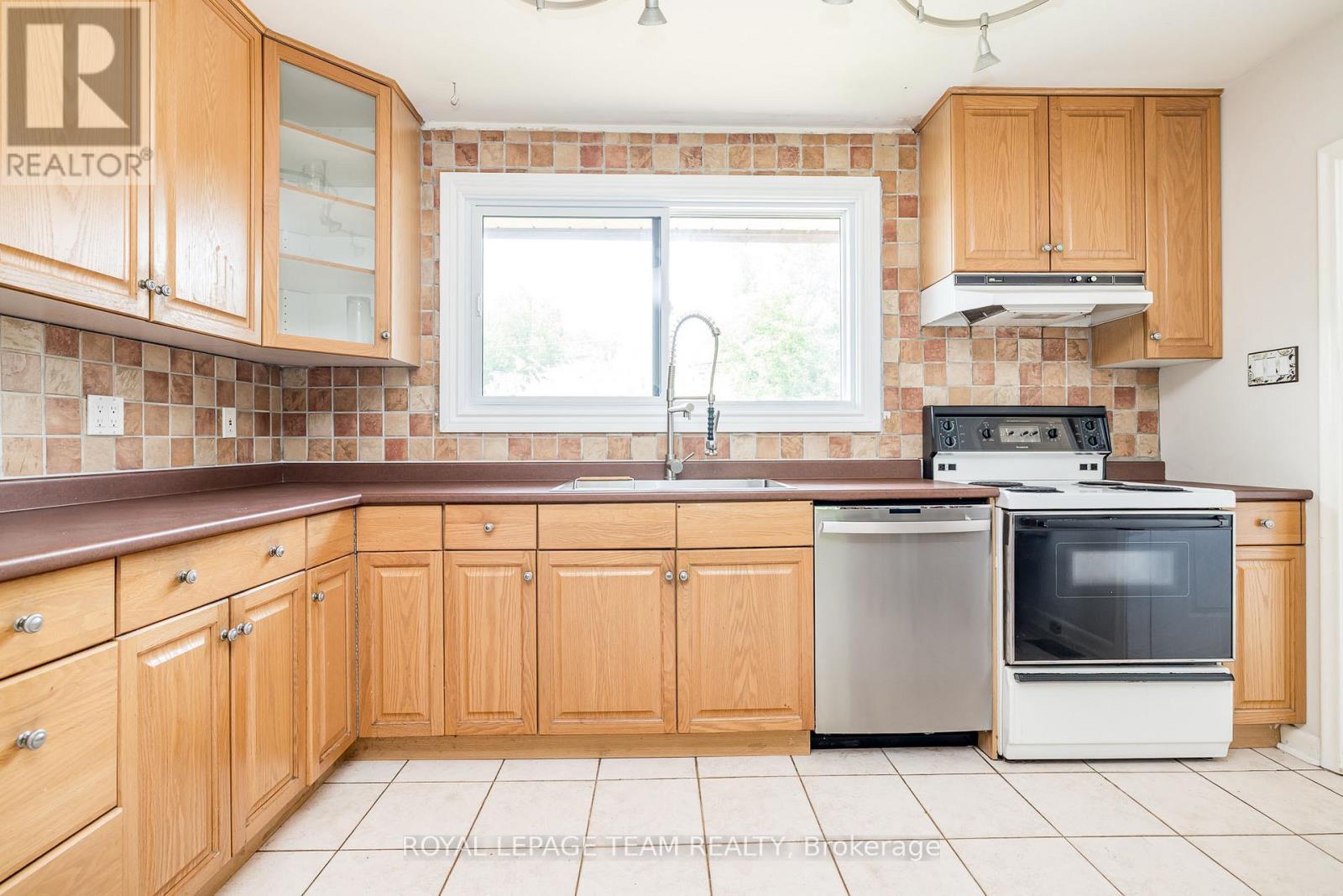 2740 Moncton Road, Ottawa, ON - Indoor Photo Showing Kitchen