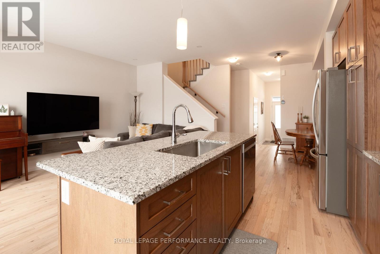 714 Petanque Crescent, Ottawa, ON - Indoor Photo Showing Kitchen With Upgraded Kitchen