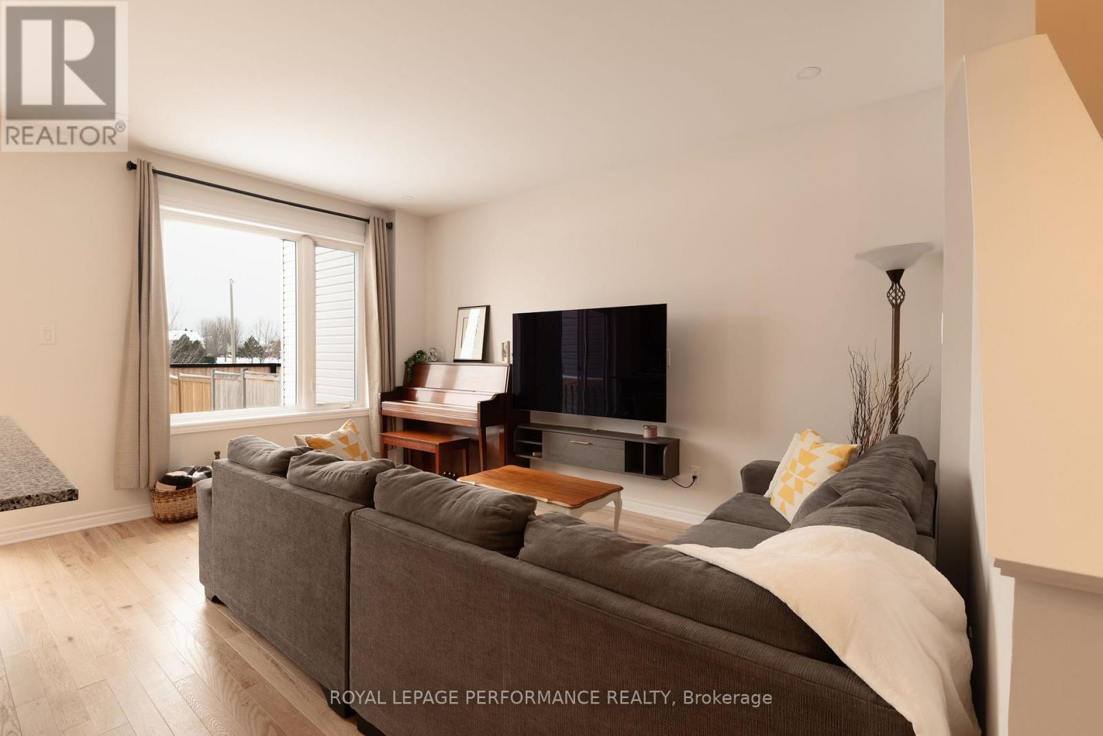 714 Petanque Crescent, Ottawa, ON - Indoor Photo Showing Living Room