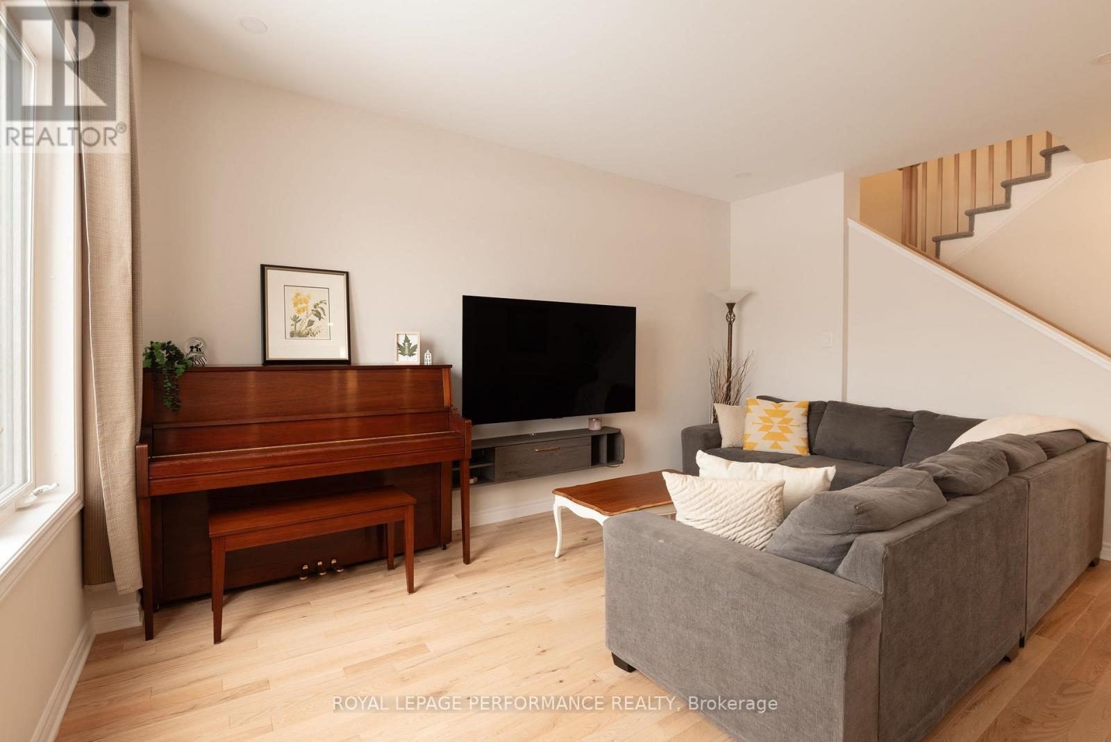 714 Petanque Crescent, Ottawa, ON - Indoor Photo Showing Living Room