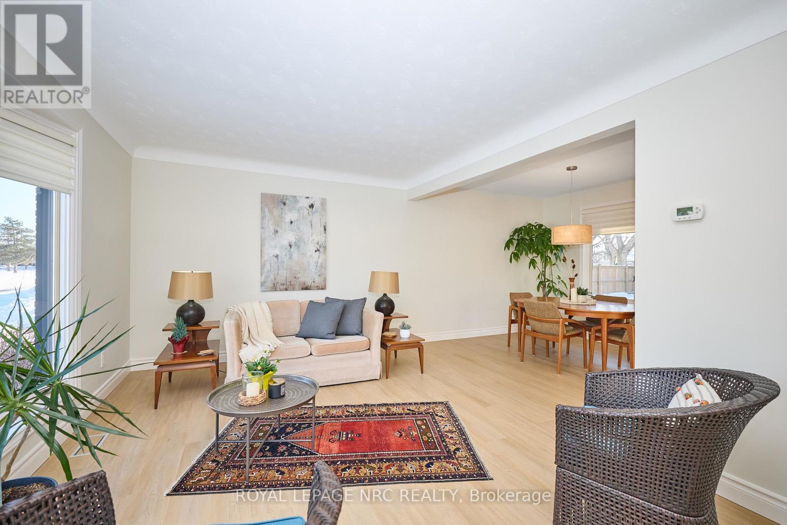 8143 Sarah Street, Niagara Falls (Chippawa), ON - Indoor Photo Showing Living Room