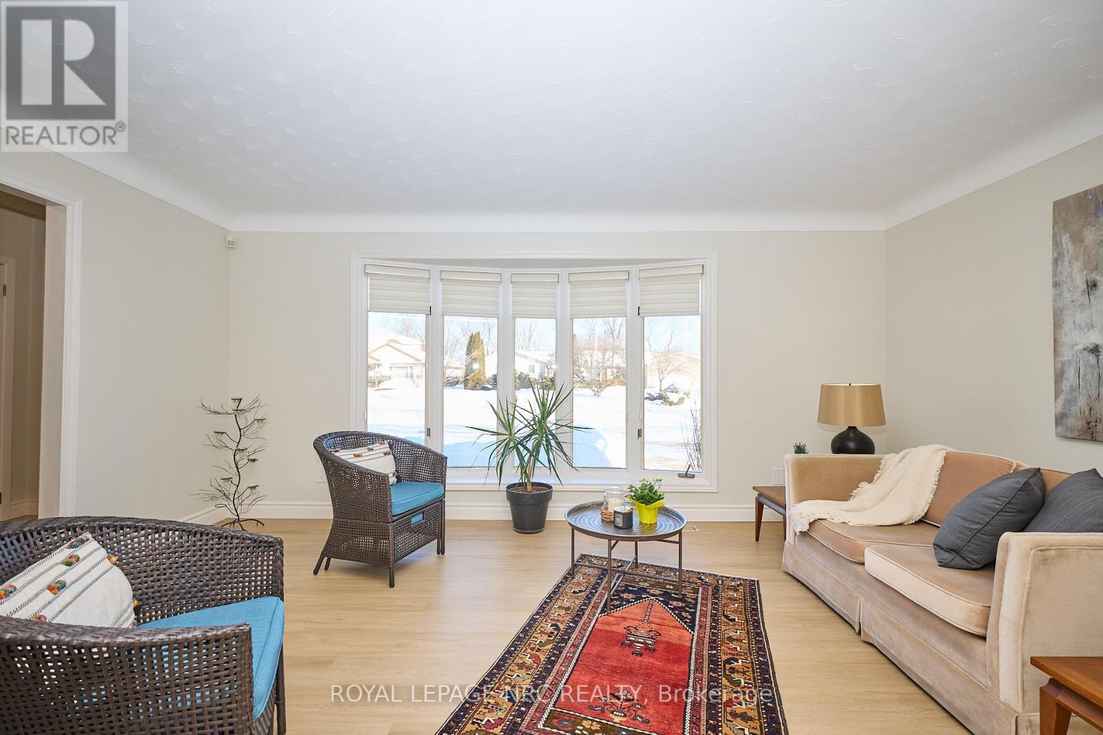 8143 Sarah Street, Niagara Falls (Chippawa), ON - Indoor Photo Showing Living Room