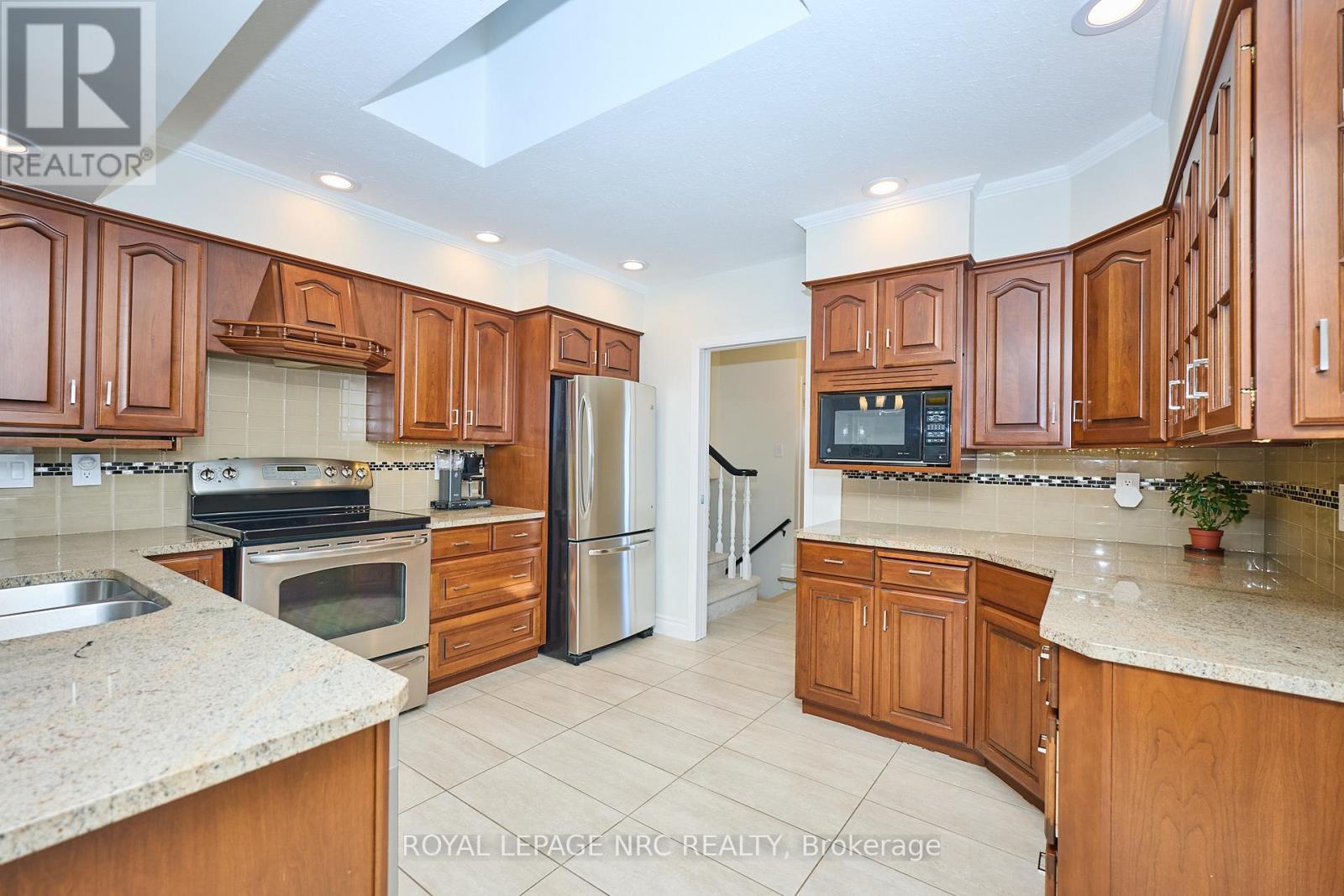 8143 Sarah Street, Niagara Falls (Chippawa), ON - Indoor Photo Showing Kitchen With Double Sink