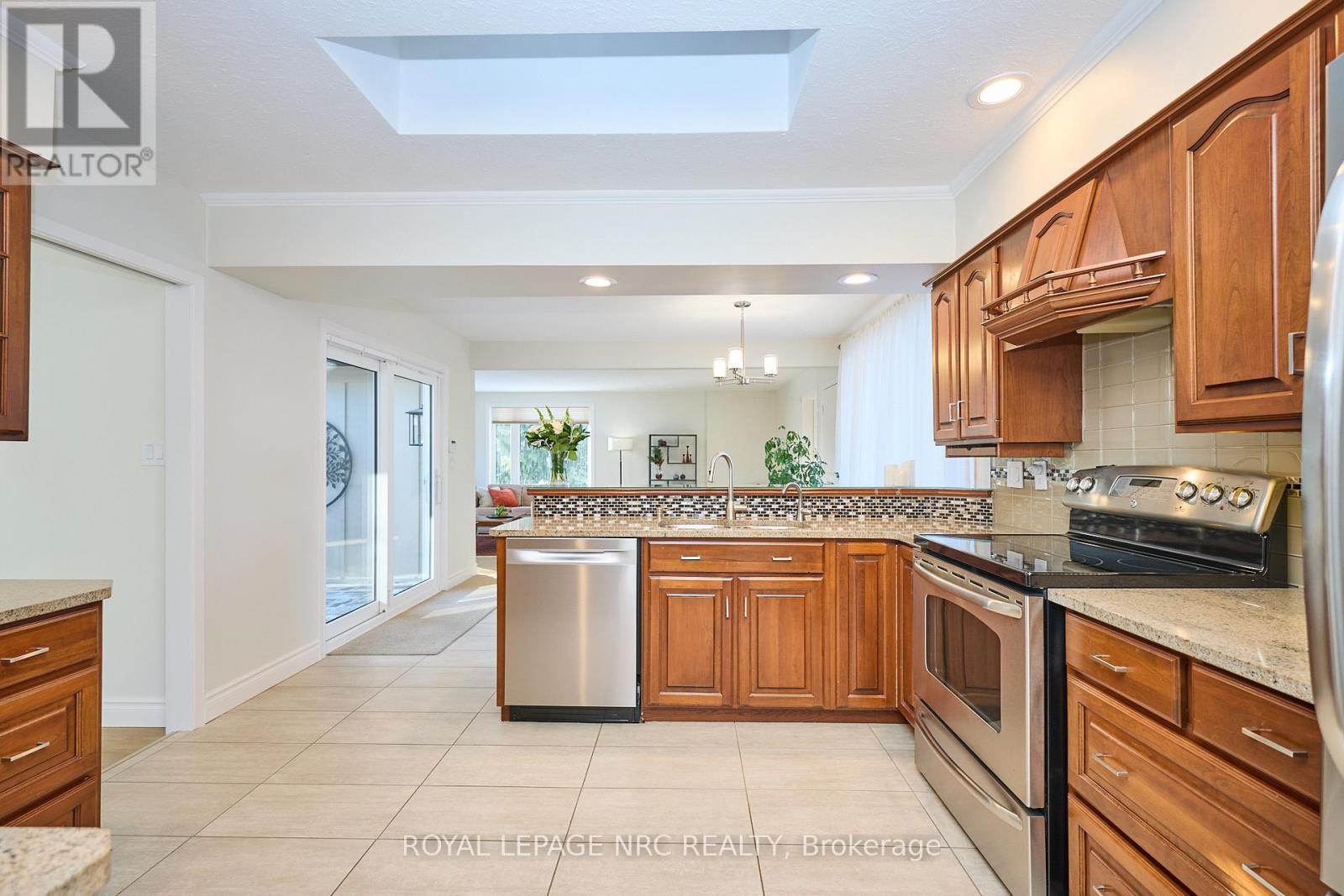 8143 Sarah Street, Niagara Falls (Chippawa), ON - Indoor Photo Showing Kitchen