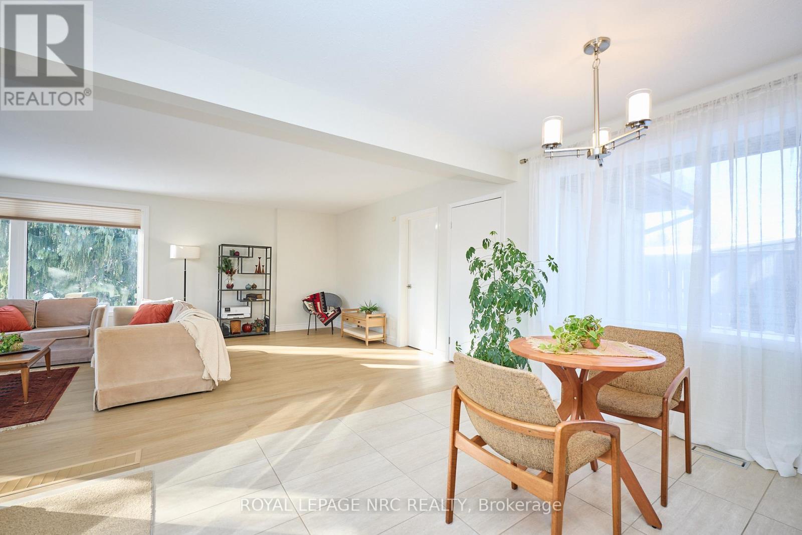8143 Sarah Street, Niagara Falls (Chippawa), ON - Indoor Photo Showing Living Room
