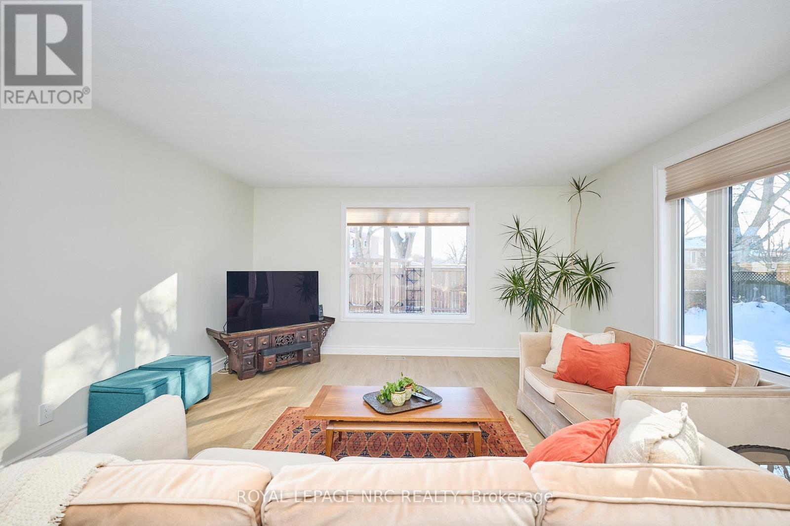 8143 Sarah Street, Niagara Falls (Chippawa), ON - Indoor Photo Showing Living Room