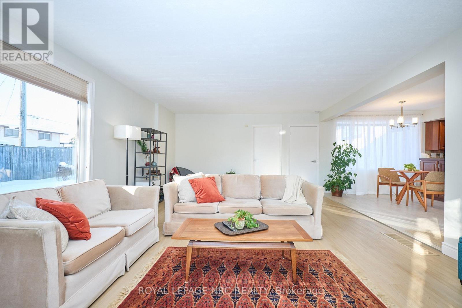 8143 Sarah Street, Niagara Falls (Chippawa), ON - Indoor Photo Showing Living Room