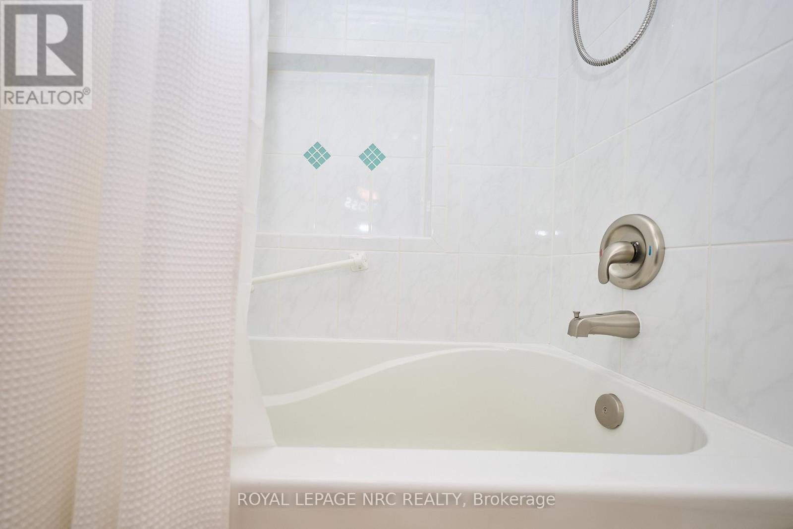 8143 Sarah Street, Niagara Falls (Chippawa), ON - Indoor Photo Showing Bathroom