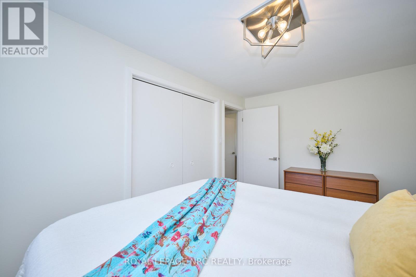 8143 Sarah Street, Niagara Falls (Chippawa), ON - Indoor Photo Showing Bedroom